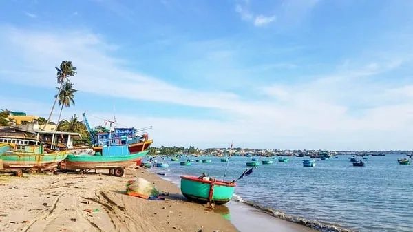 Làng chài Phan Thiết với những chiếc thuyền thúng neo đậu trên bờ biển trong xanh.