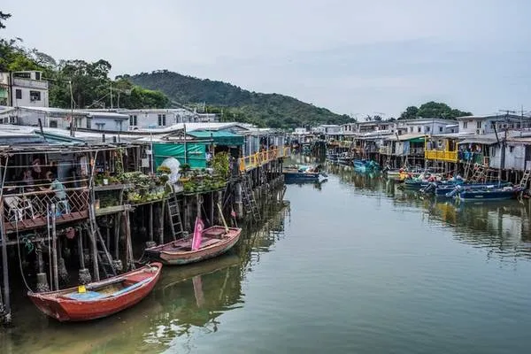 Làng chài Tai O với những ngôi nhà sàn trên nước độc đáo. Alt: Làng chài Tai O