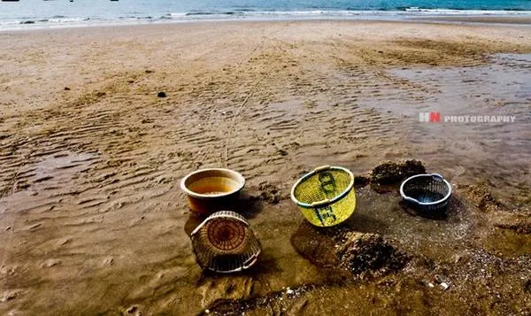 Làng chài Vũng Tàu yên bình trái ngược với sự nhộn nhịp của khu du lịch.