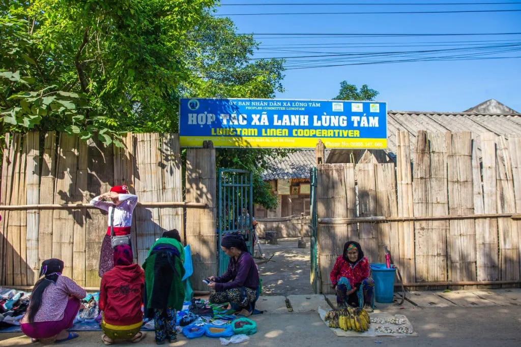 Làng dệt lanh Lùng Tám. Ảnh: VnExpress