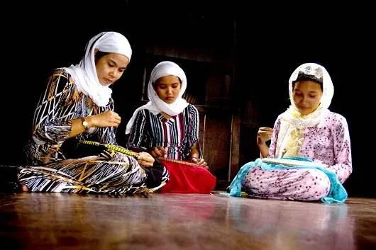 Làng dệt thổ cẩm Châu Giang