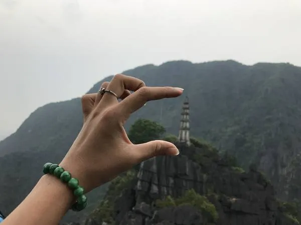 Làng mạc, ruộng đồng trở nên nhỏ bé khi nhìn từ trên cao.