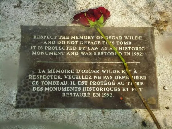Lăng mộ Oscar Wilde với hình tượng thiên thần dang cánh tại nghĩa trang Père Lachaise.