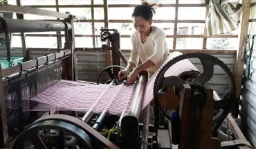 Làng nghề dệt khăn rằn