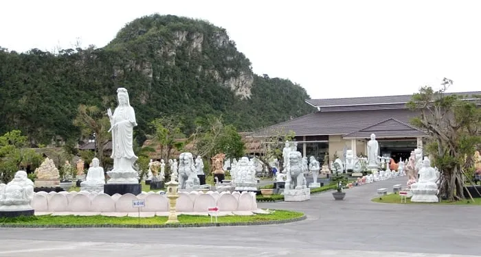 Làng nghề điêu khắc đá Non Nước Đà Nẵng. Alt: Làng đá Non Nước
