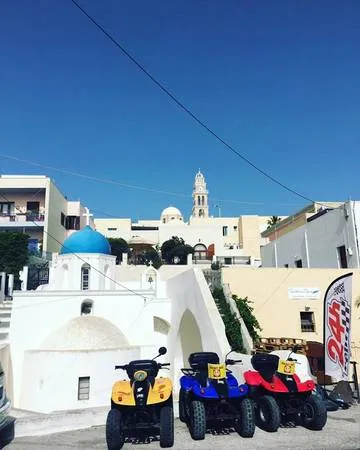 Làng Thira nhộn nhịp, trung tâm của đảo Santorini.