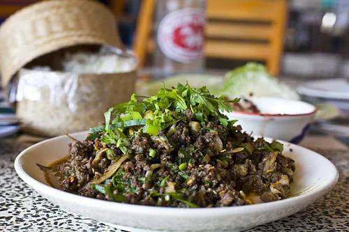 Larb Mote Daeng - kiến đỏ xào