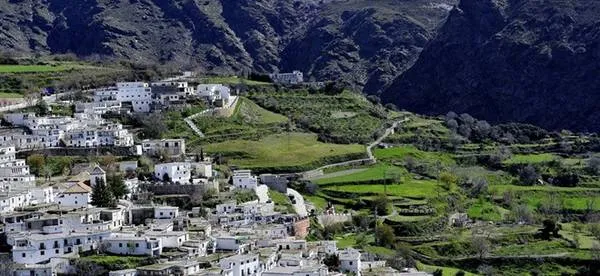 Las Alpujarras, Tây Ban Nha với những ngôi làng xinh xắn và bãi biển yên tĩnh