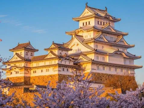 Lâu đài Himeji với nền trời xanh thẳm.