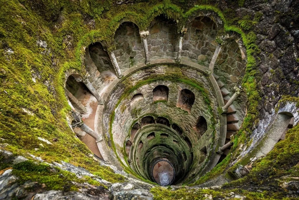 Lâu đài Quinta da Regaleira với kiến trúc độc đáo tại Sintra, Bồ Đào Nha. Ảnh: Pinterest.