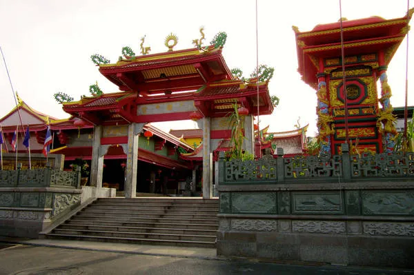 Lễ hội ăn chay tại đền Jui Tui và Bang Niew. Alt: Lễ hội ăn chay tưng bừng tại đền Jui Tui và Bang Niew.