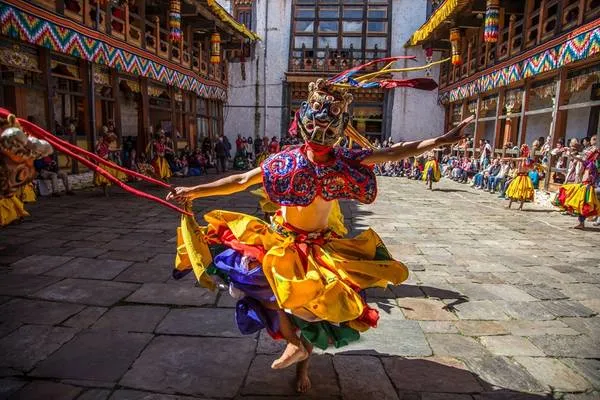 Lễ hội Tsechu với điệu múa mặt nạ truyền thống. Ảnh: Nguyễn Thanh Hải