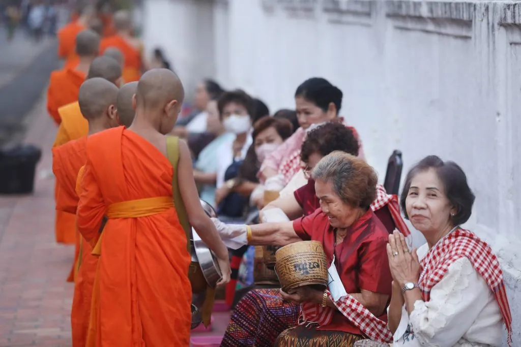 Lễ khất thực buổi sáng tại Luang Prabang