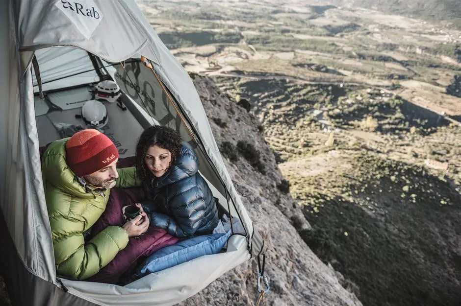 Lều treo trên vách đá Mallos de Riglos, Tây Ban Nha