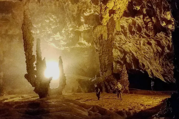 Lối vào Động Ngườm Ngao với hệ thống đèn chiếu sáng.