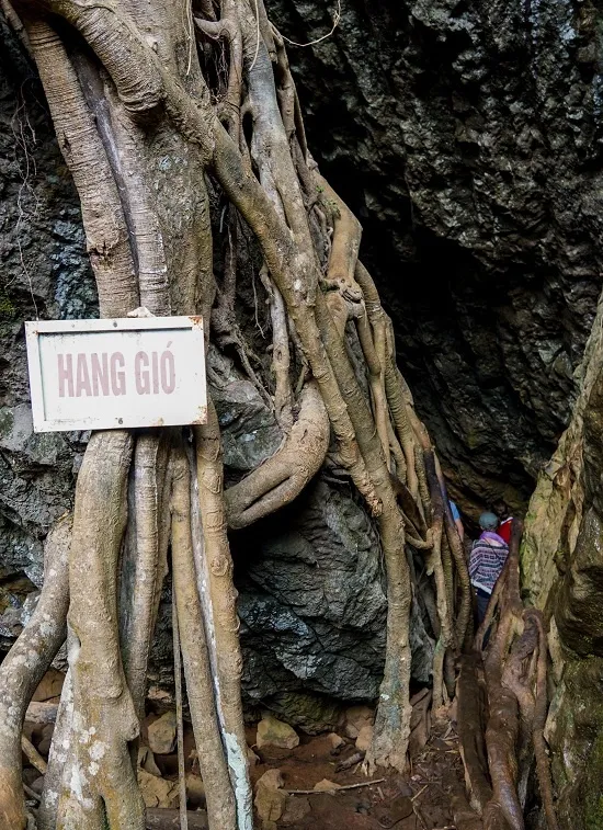 Lối vào Hang Gió hẹp và cheo leo
