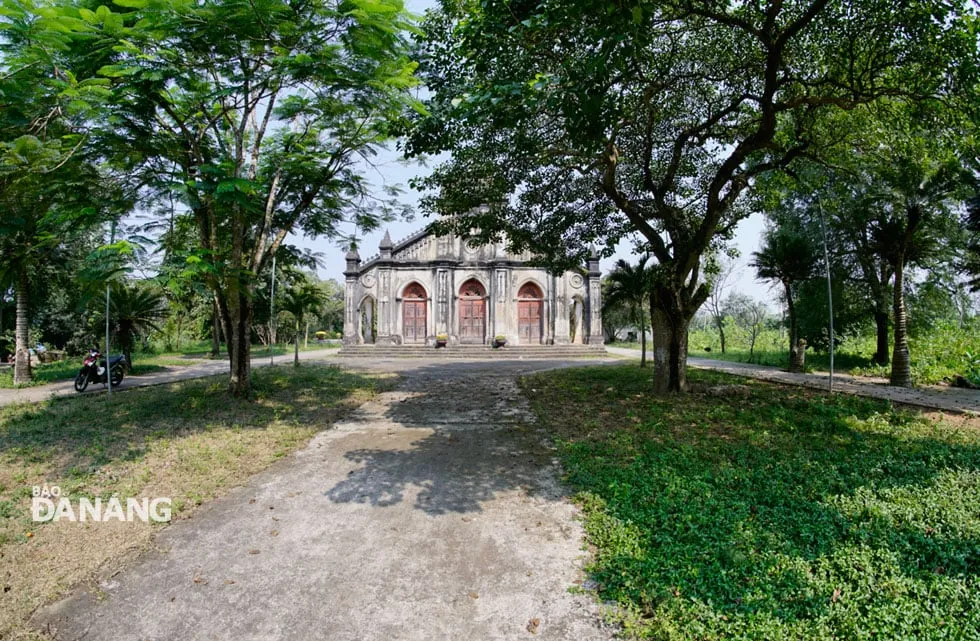 Lối vào nhà nguyện. Ảnh: Báo Đà Nẵng.