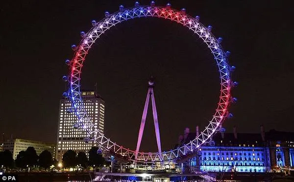 London Eye được thắp sáng với màu sắc đặc trưng của Hoàng gia Anh.