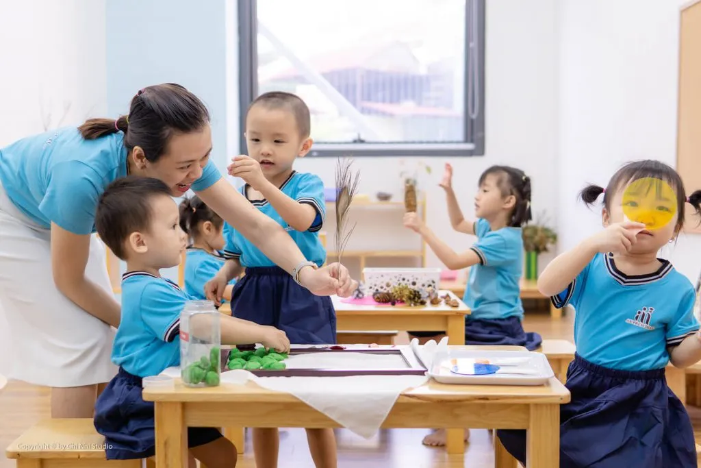 Lớp học Montessori với nhiều lứa tuổi