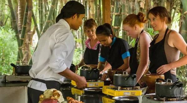 Lớp học nấu ăn Khmer tại Victoria Angkor Resort &amp; Spa. Ảnh: sojournsiemreap.com