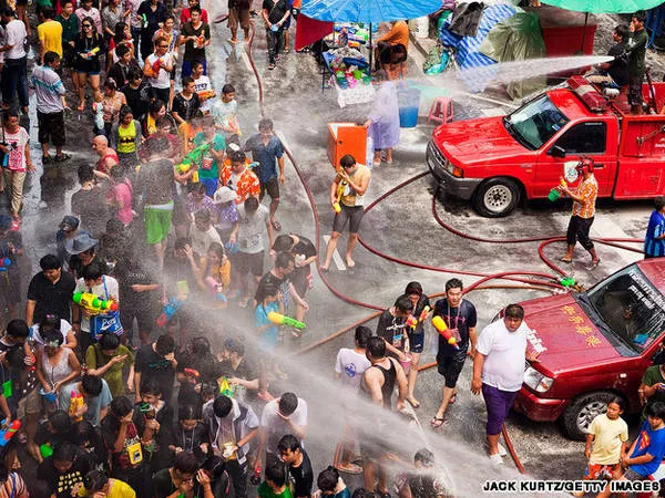 Lực lượng cứu hỏa được phép sử dụng vòi rồng trong lễ hội Songkran.