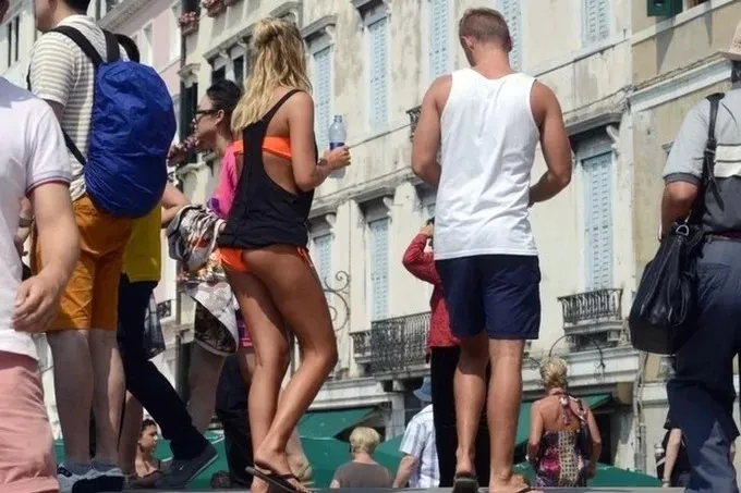 Mặc đồ bơi nơi công cộng ở Venice có thể bị phạt