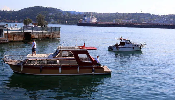 Mặc dù là eo biển nhộn nhịp, Bosphorus vẫn có những khoảnh khắc yên bình, thích hợp cho việc dạo chơi, câu cá và ngắm cảnh bình minh trên du thuyền riêng.