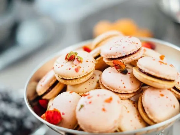 Macarons - những chiếc bánh ngọt ngào đầy màu sắc của Pháp với nhiều hương vị khác nhau.