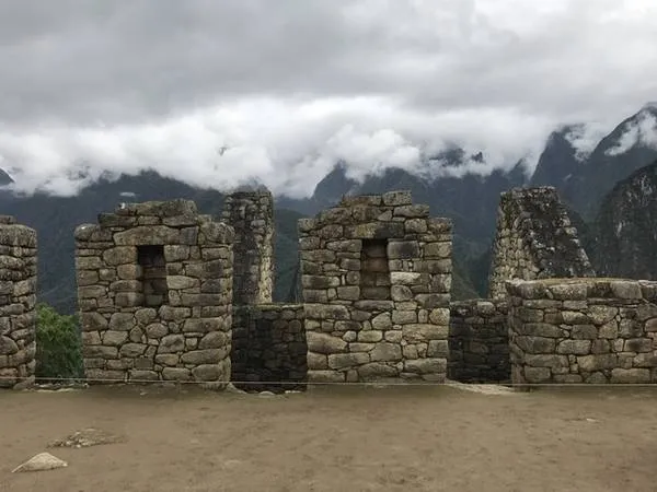 Machu Picchu là một thành trì cổ đại với hơn 500 năm tuổi, ẩn chứa nhiều bí ẩn về cách thức xây dựng và mục đích sử dụng.