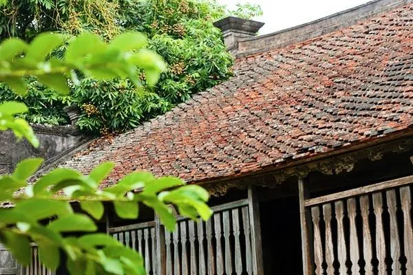 Mái ngói cổ truyền của ngôi nhà Bá Kiến được lợp bằng ngói ta theo kiểu bít đốc, bền vững theo thời gian.