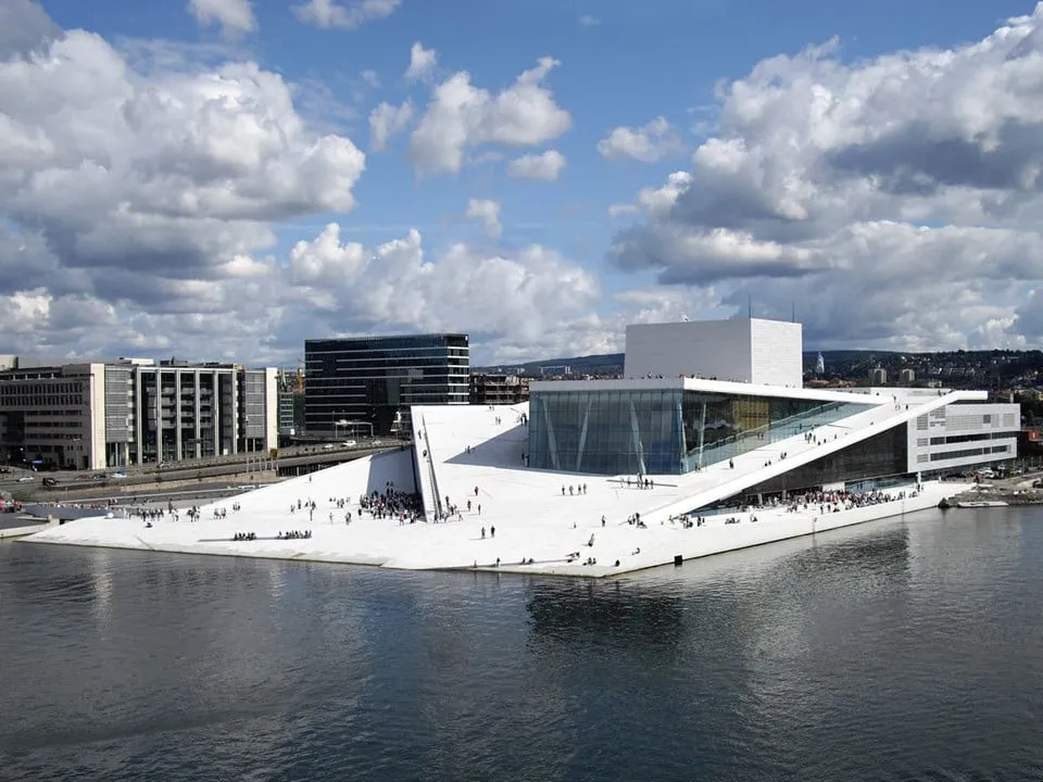 Mái nhà Oslo Opera House với du khách đi bộ.