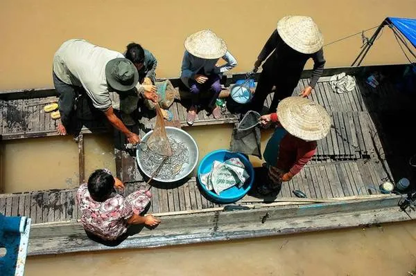 Mắm Châu Đốc, đặc sản nổi tiếng của An Giang được làm từ cá đánh bắt trong mùa nước nổi.