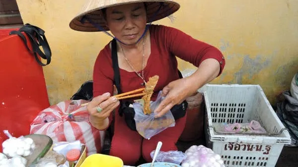 Mắm thính là một trong những mặt hàng được chuộng ở chợ Hội An, nhất là những ngày vào mùa mưa