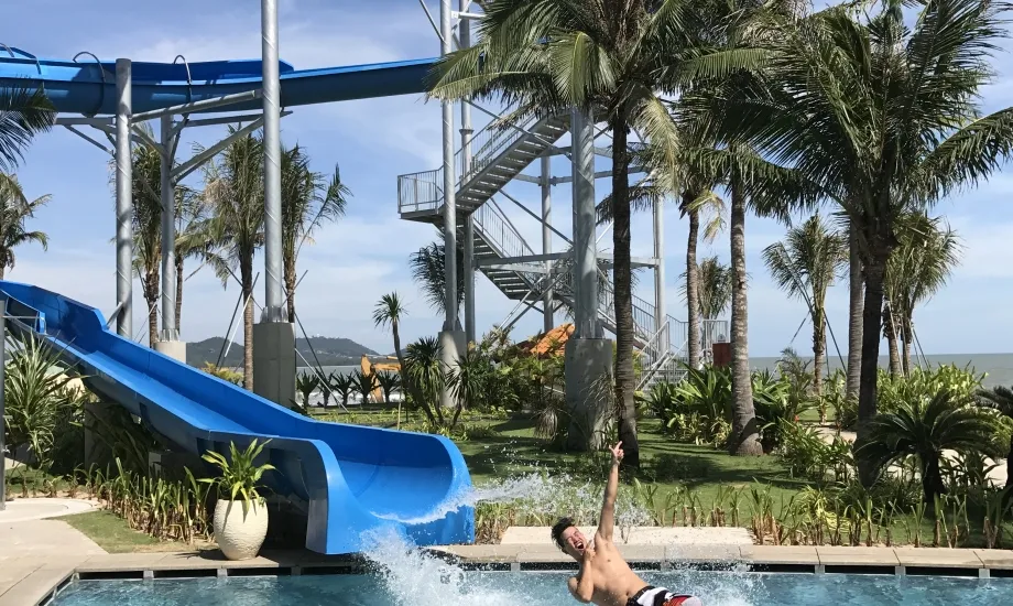Máng trượt Dragon Slide