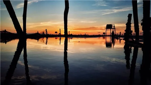 Mặt nước biển như tấm gương phản chiếu bầu trời