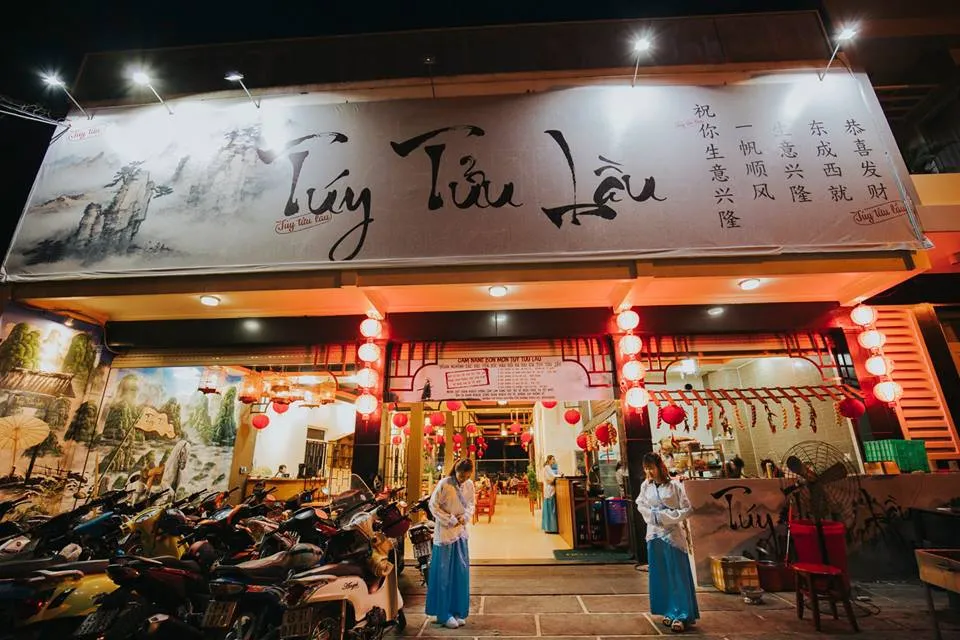 Mặt tiền Túy Tửu Lầu thu hút du khách