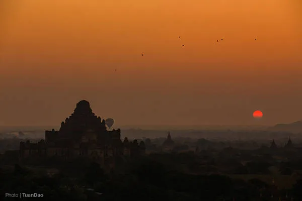 Mặt trời dần ló dạng trên đường chân trời Bagan