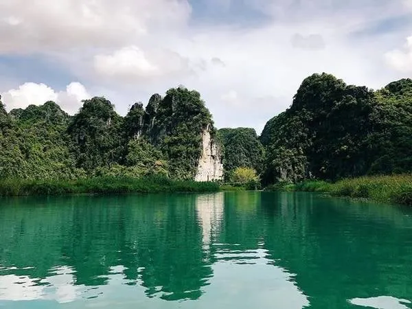 Màu nước đa sắc trên sông Tràng An