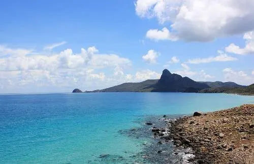 Màu nước trong xanh như ngọc ở bãi Nhát, Côn Đảo. Ảnh: Tom Westbrook.