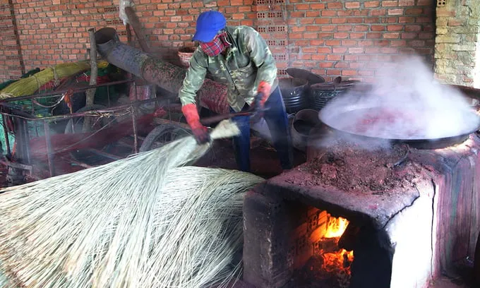 Máy dệt chiếu cói hiện đại tại làng nghề Phú Tân.