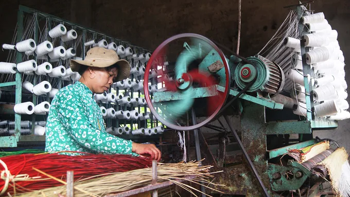 Máy dệt chiếu giúp tăng năng suất sản xuất tại làng nghề.