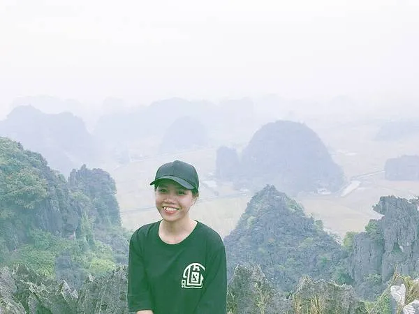 Mây trời hòa quyện với núi non tạo nên khung cảnh mờ ảo, thơ mộng.