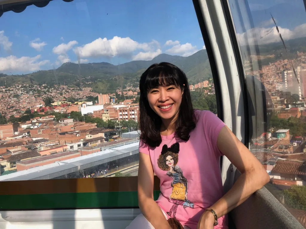 MC Quỳnh Hoa trong tà áo dài Việt Nam tại Colombia
