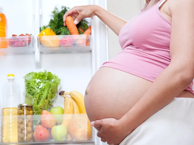 Mẹ bầu đang ăn trái cây và rau củ