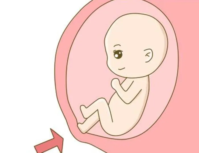 Mẹ bầu nằm thư giãn trên giường