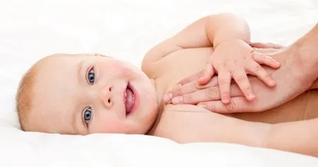 Mẹ đang kiểm tra thân nhiệt cho bé
