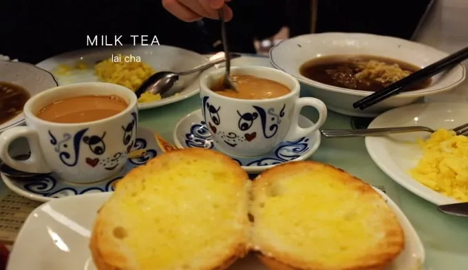 Mì và trà sữa tại Tsui Wah - đại diện cho văn hóa trà chiều Hong Kong