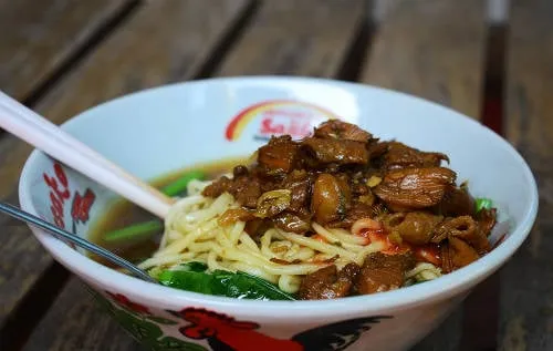 Mie Ayam - món mì gà phổ biến ở Indonesia với sợi mì vàng óng, thịt gà đậm đà và nước dùng thanh ngọt.