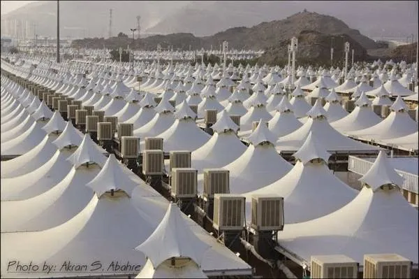 Mina nhộn nhịp trong mùa lễ hội Hajj - Alt: Hàng ngàn người hành hương tập trung tại Mina trong lễ hội Hajj