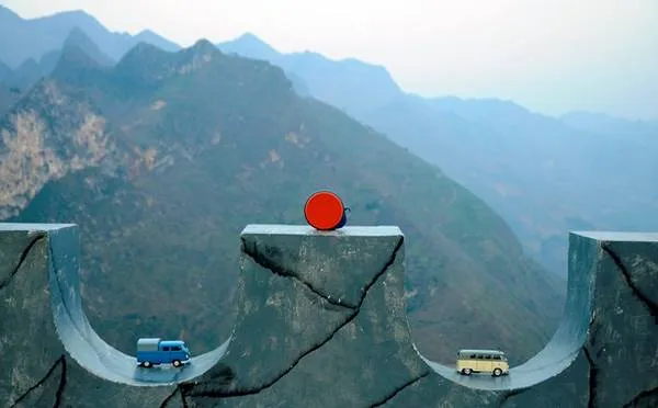 Mô hình ô tô Volkswagen trên đỉnh Mã Pì Lèng